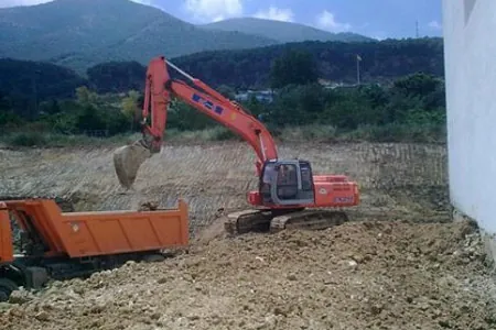 MARTÍN PLAZA S.L. excavadora y volquetes